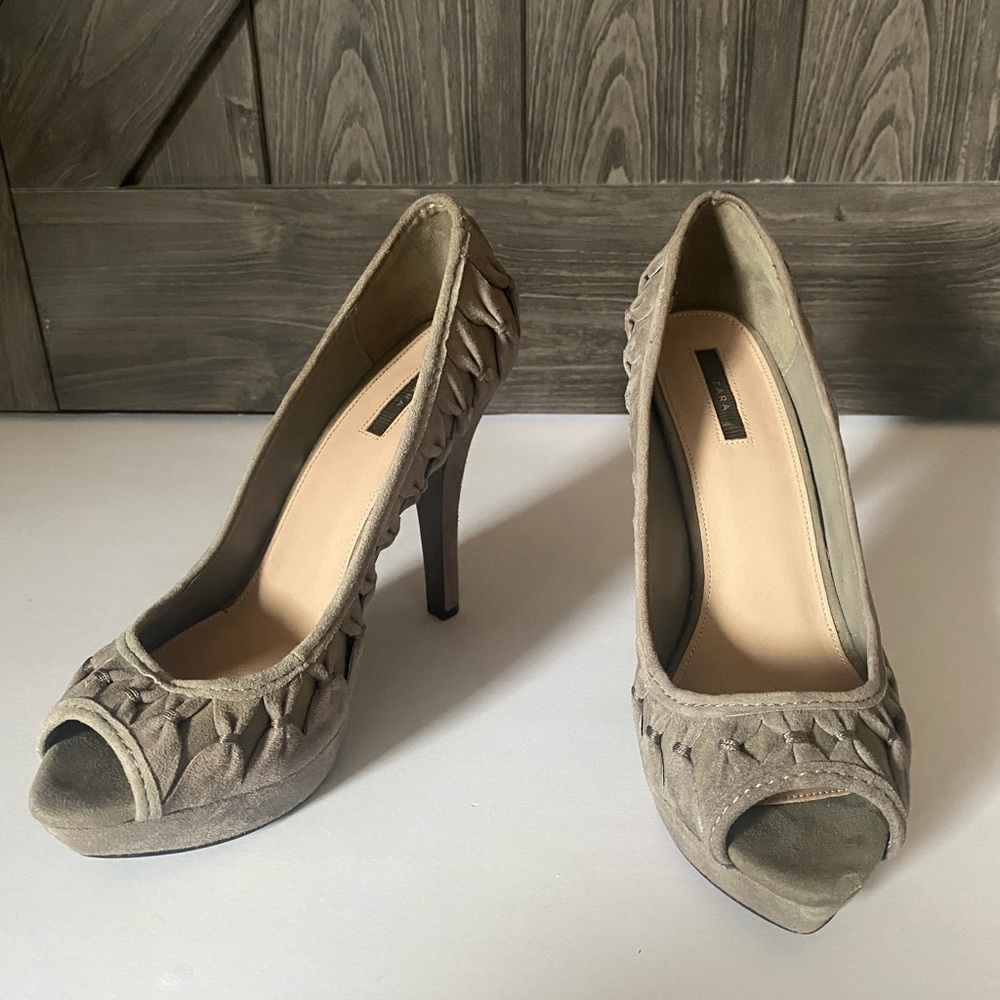 Grey suede Zara peep toe pump with allover bow detail, NWOT, sz 40